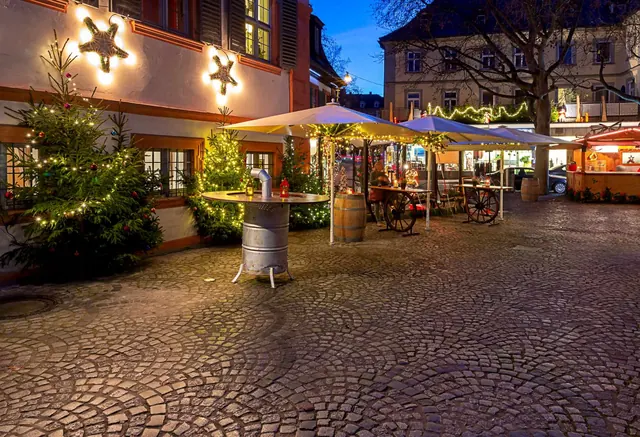 Glühweinterras met kerstverlichting in de oude binnenstad van Bamberg