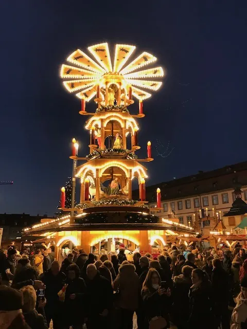 Verlichte kerstpiramide op een Beierse kerstmarkt