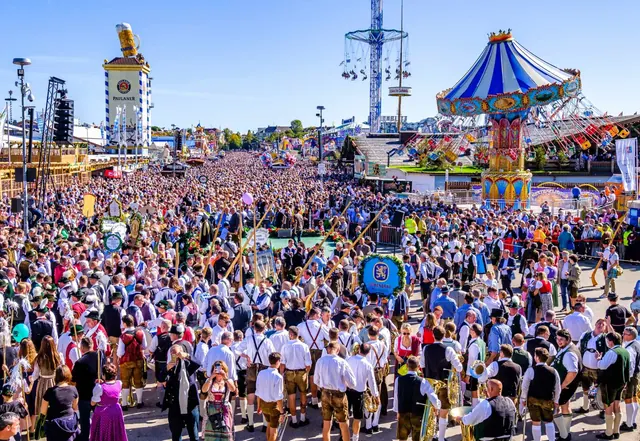 Feestelijke optocht op het Oktoberfest in München
