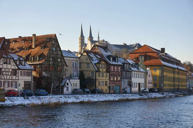 Bamberg in de winter, met de Michaelsberg op de achtergrond