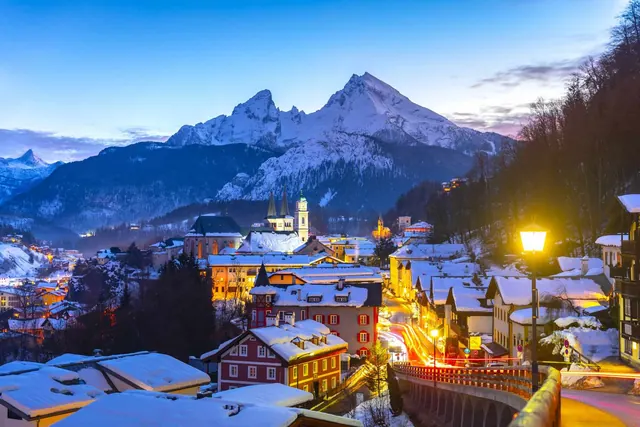 De Watzmann boven een besneeuwd dorp in Berchtesgaden