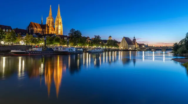 Regensburg aan de Donau bij avond