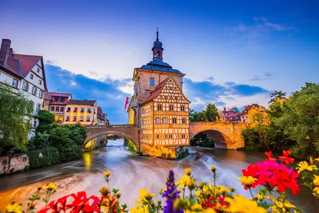 Het Alte Rathaus van Bamberg op de brug over de Regnitz