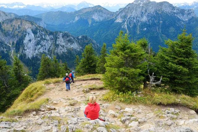 Wandelaars op een rotspad in de Ammergauer Alpen