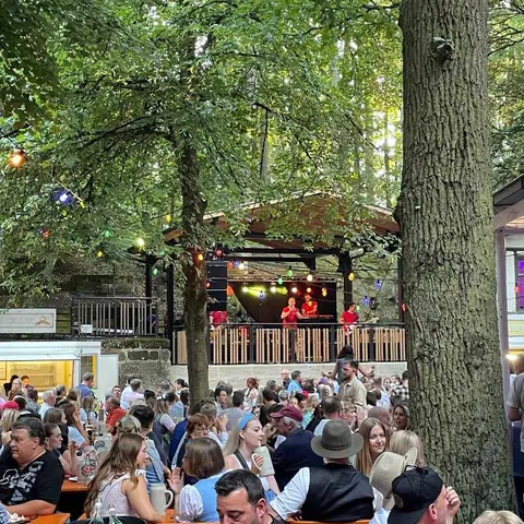 Volle biergarten onder de kastanjebomen