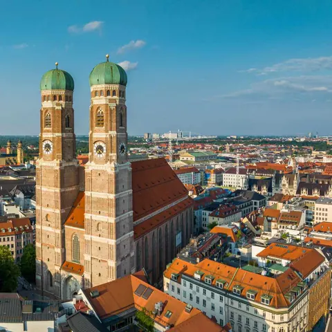 De Frauenkirche boven de daken van München