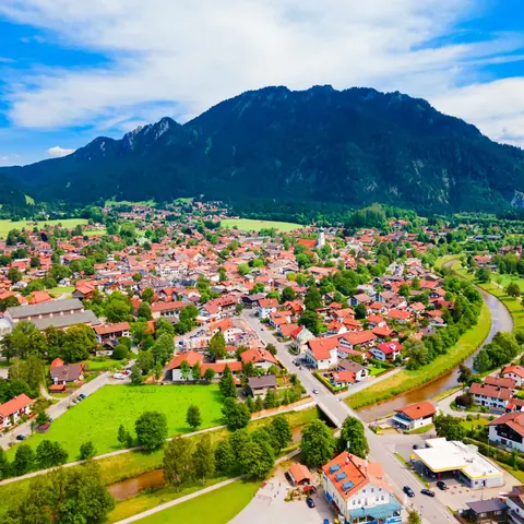 Oberammergau van bovenaf, aan de voet van de Ammergauer Alpen